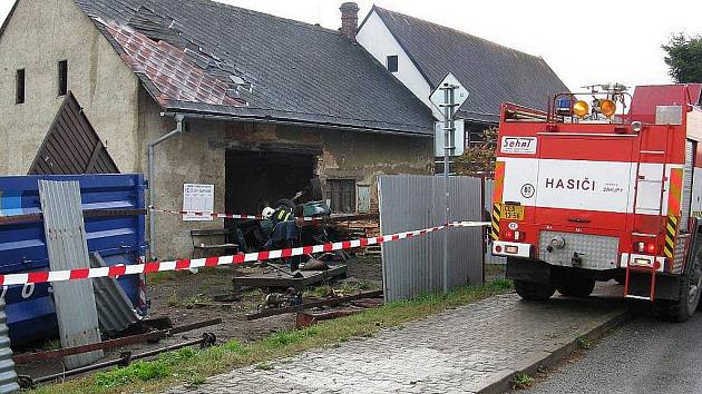 Při nehodě v Zákupech se ve středu ráno vážně zranila spolujezdkyně, kterou museli zdravotníci letecky transportovat do liberecké nemocnice.