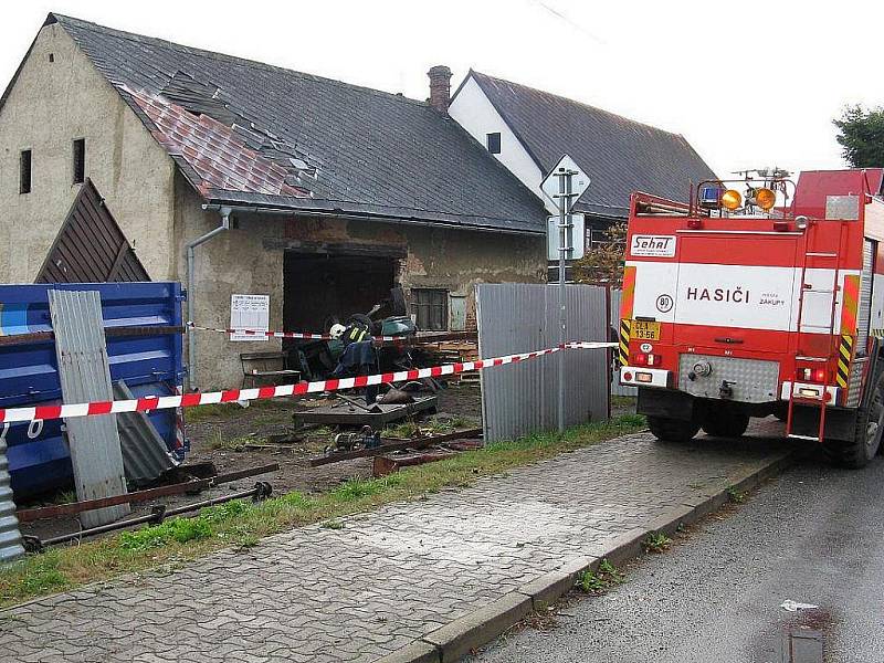 Při nehodě v Zákupech se ve středu ráno vážně zranila spolujezdkyně, kterou museli zdravotníci letecky transportovat do liberecké nemocnice.