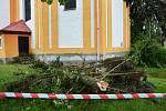 Na jihovýchodní stranu střechy barokního kostela sv. Anny ve Skalici u České Lípy spadla během sobotní bouřky koruna vzrostlého stříbrného smrku. Kmen zůstává opřen o kostel.