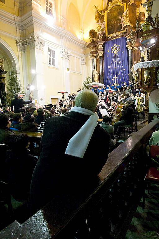 Nedělní vánoční koncert v Bazilice Všech Svatých v České Lípě navštívila asi stovka návštevníků. Nelitovali. 