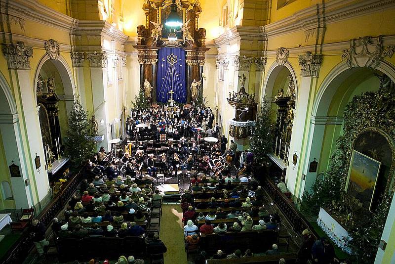 Nedělní vánoční koncert v Bazilice Všech Svatých v České Lípě navštívila asi stovka návštevníků. Nelitovali. 