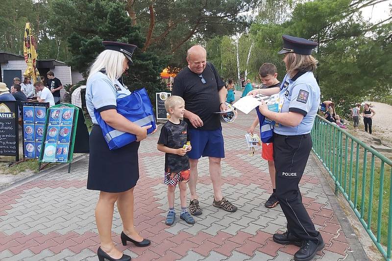 O víkendu policisté vyrazili v rámci preventivně bezpečnostní akce Bezpečně u vody do kempů a na pláže v okolí Máchova jezera.