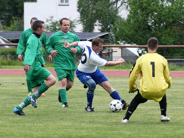 Zákupy - Sloup  1:4. Štummer se probíjí mezi Stejskalem a Kočím před hostujícího gólmana Tománka.