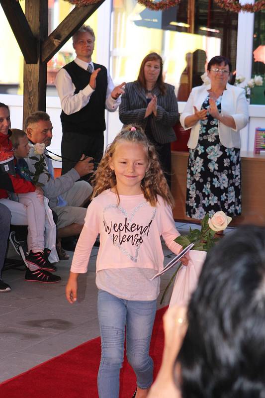 Velký den a velký krok vpřed mají za sebou všechny děti, které v pondělí nastoupily do první třídy. Přivítání ve velkém stylu si pro své prvňáčky připravila Základní škola v Kravařích.