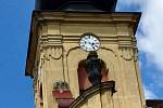 Přestože kostelní hodinky ukazují za pět minut půl čtvrté, novopečený zvoník Martin Šimončič uvnitř odbíjí pravé poledne.
