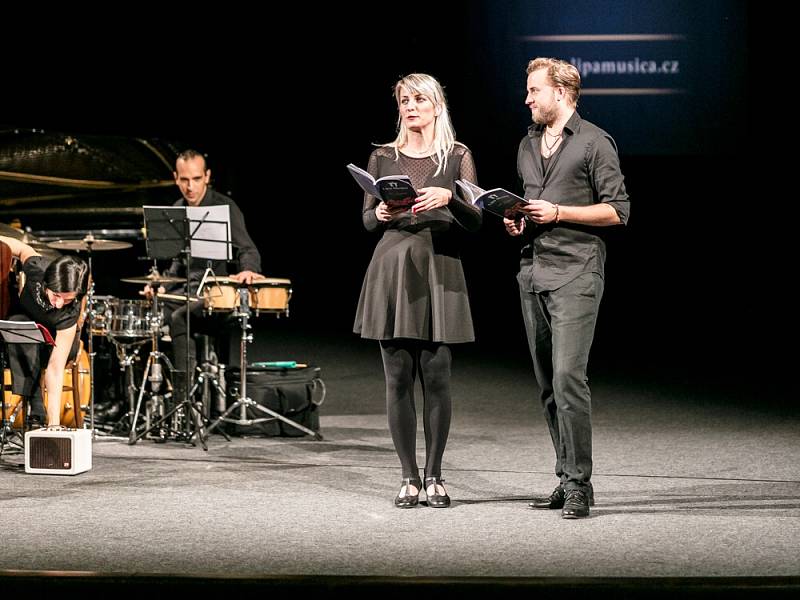 Lípa Musica nabídla na státní svátek 28. října v Městském divadle v Novém Boru slavnostní setkání s Radkem Baborákem a jeho Orquestrinou. 