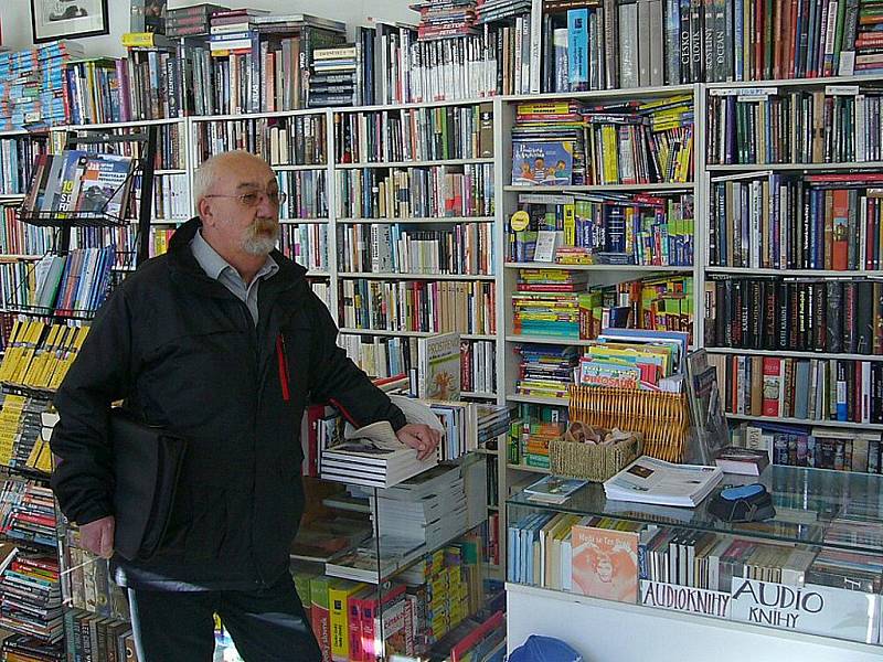 Jako šafránu je lidí, kteří si v osučasnosti kupují knihy. Panují obavy, že může být hůř.