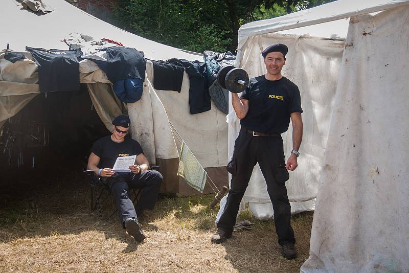 Osmdesátihodinová airsoftová simulace, Protector 2016 pokračovala 21. července v části bývalého vojenského prostoru Ralsko na Českolipsku. Do akce typu LARP (z anglického Live Action Role Play) je zapojeno je přes 1000 airsoftových bojovníků z několika ze