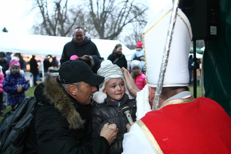 Svátečním jarmarkem oslavili lidé ve Sloupu v Čechách 2. adventní víkend.