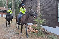 Policisté se v Doksech zaměřili na kontrolu chat ve známé rekreační oblasti, tentokrát vyrazili do terénu i na koních.