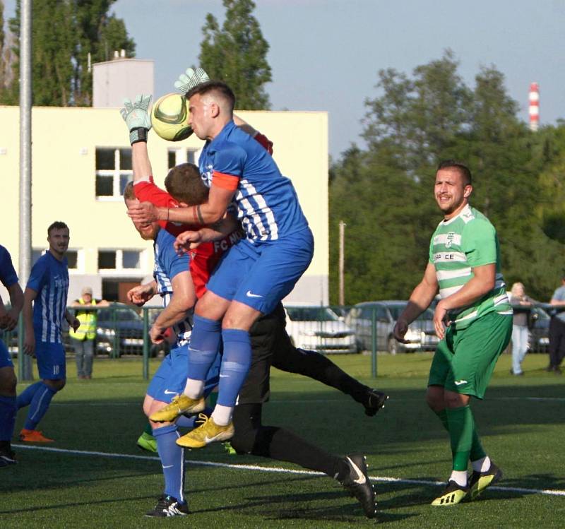 Utkání České Lípy proti Novému Boru. Mígl v souboji s golmanem Králem