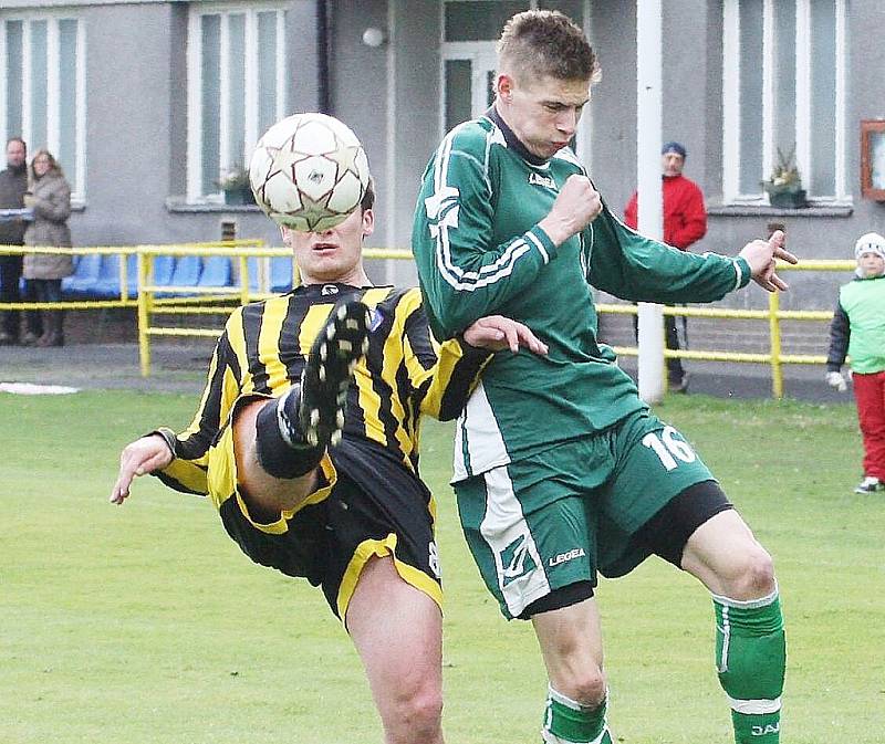 Stále první v tabulce krajského přeboru jsou fotbalisté Nového Boru. Na snímku novoborský Demke v souboji s Uzlem.