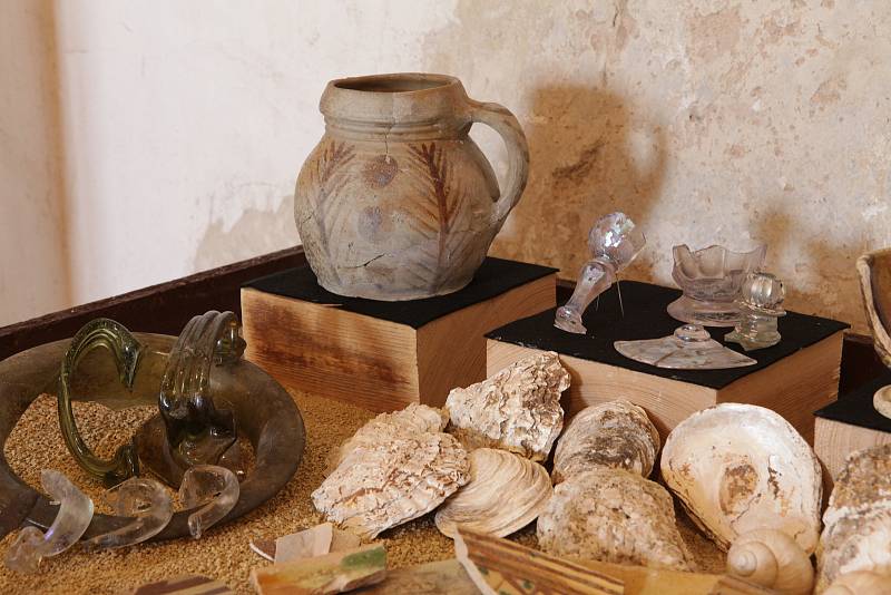 Způsoby stolování dokládají předměty z keramiky, kovu i skla, přičemž součástí jídelníčku byly i speciality, jako slanovodní ústřice.