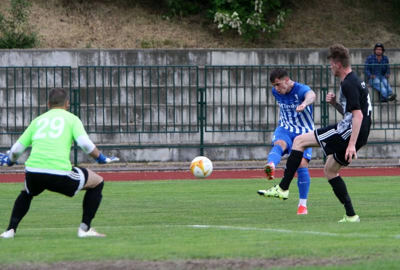 Fotbalisté České Lípy (modré dresy) doma porazili Kosmonosy 5:1.