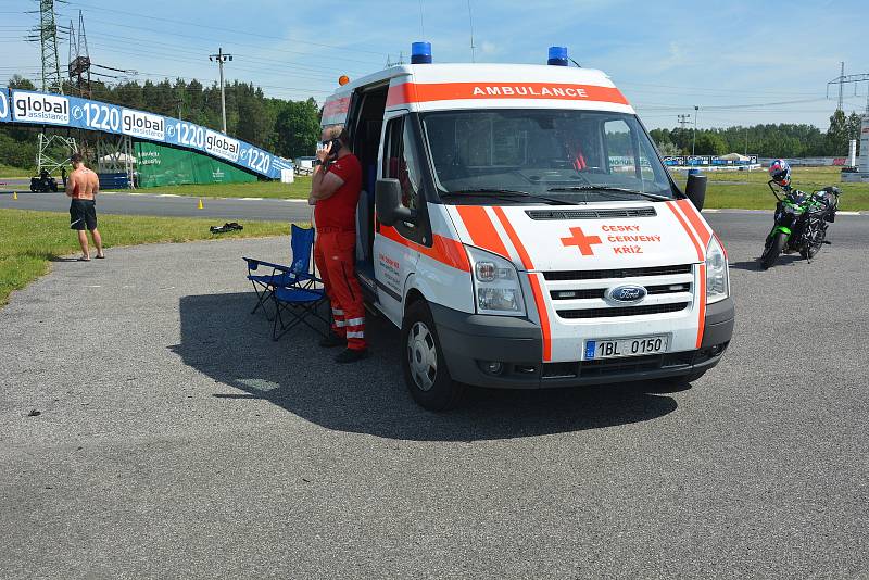 V Sosnové burácely motorky. Proháněli se na nich učitelé z autoškol