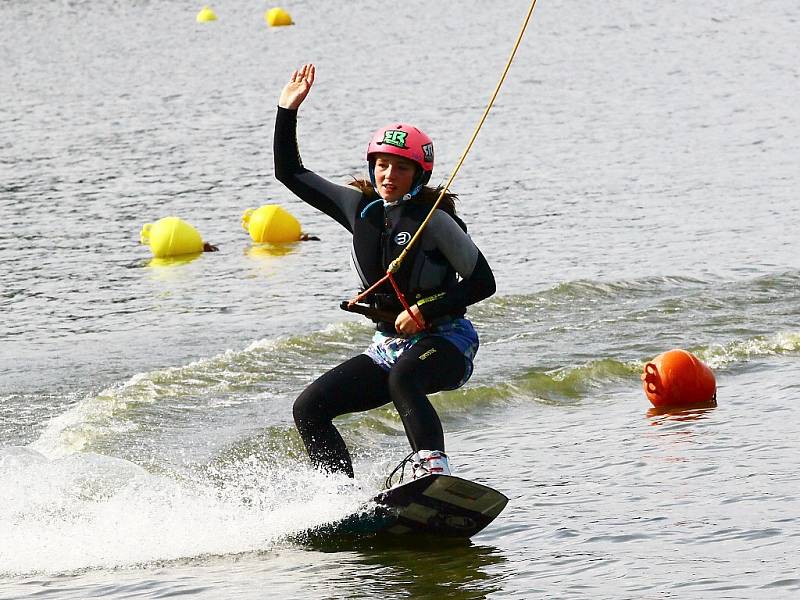 Takhle se prohání milovníci wakeboardingu ve Stráži pod Ralskem. Možná že výhledově najdou zázemí pro svůj sport také na koupališti v České Lípě Dubici.