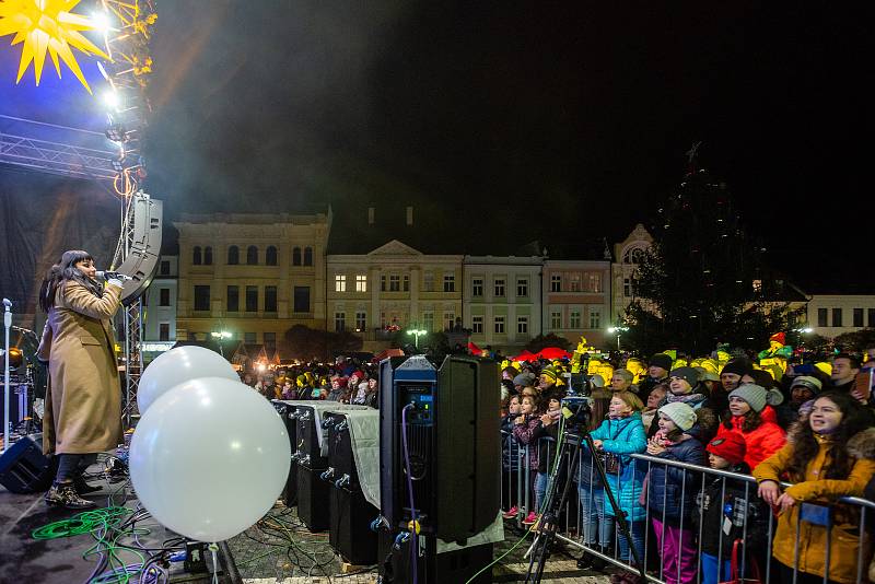 Rozsvícení vánočního stromu v České Lípě s koncertem Ewy Farne.