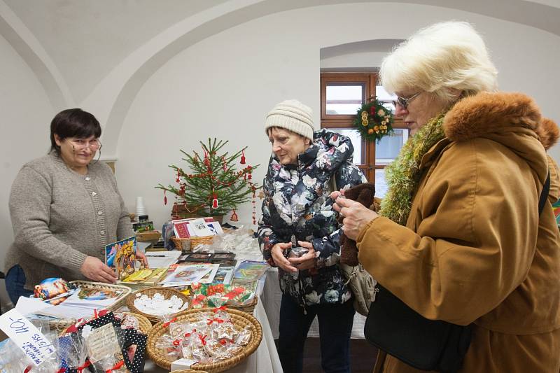 Svátečním jarmarkem oslavili lidé ve Sloupu v Čechách 2. adventní víkend.