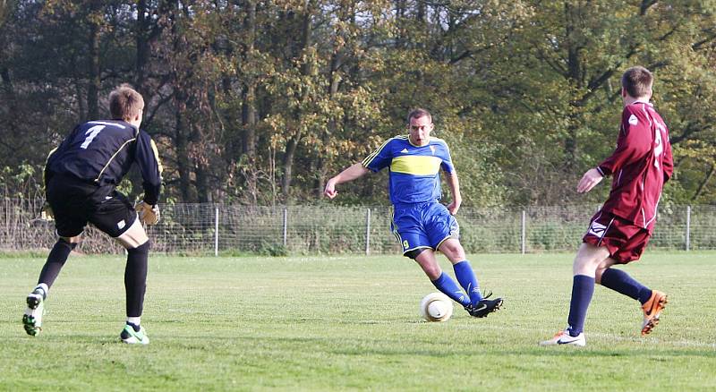 Mimoň - Harrachov 5:0. Sutr střílí vedoucí branku Mimoně do sítě Vrány.