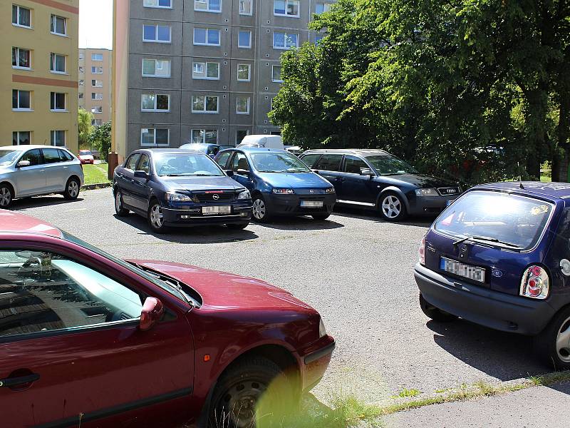 Skutečně kde se dá, parkují obyvatelé českolipského sídliště Špičák. Rozšíření počtu parkovacích míst téměř bez výhrady vítají.