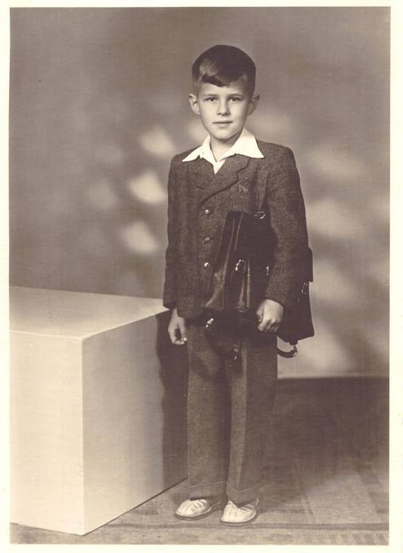 1952. Ladislav Smejkal v první třídě ZŠ Benešov nad Ploučnicí.