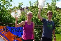 Vítězové hlavního závodu na 10 km s cennými poháry: Laura Matulová (Radeč) a Petr Cmunt (Nový Bor).