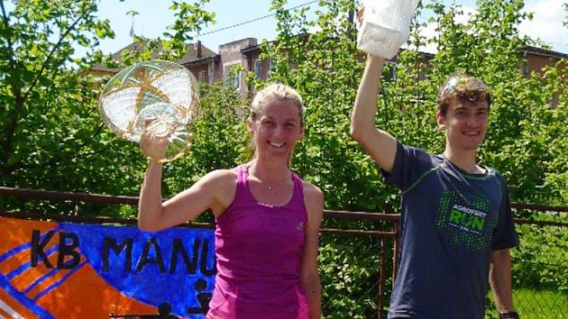 Vítězové hlavního závodu na 10 km s cennými poháry: Laura Matulová (Radeč) a Petr Cmunt (Nový Bor).