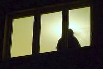 Na tísňovou linku 156 se obrátil vylekaný oznamovatel s tím, že ve třetím patře jednoho z domů na sídlišti Sever vidí na klice okna oběšence. Byl to jen kabát.
