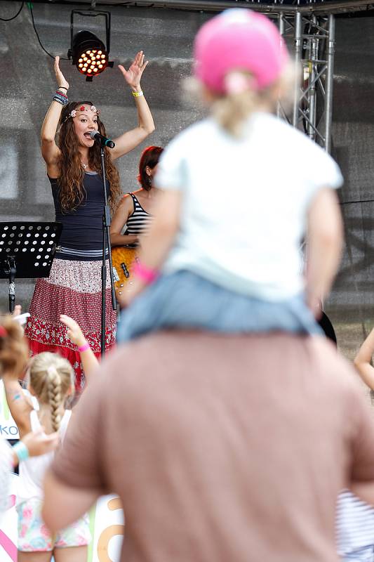 Hudba, pohoda i déšť. Sobotní festival Rozmarné léto na pláži Klůček u Máchova jezera nabídl vše, co k takové pravé letní akci patří.