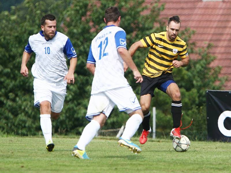 Holany - Stráž nad Nisou 3:0. Holanský Fořtík se snaží obejít Oberreitera a Landu.