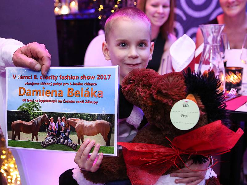 Tradiční charitativní show modelingové agentury Reas Agency, který proběhla v Novém Boru, letos pomohla malému Damienovi z České Lípy, který po mozkové obrně zůstal tělesně postižený.
