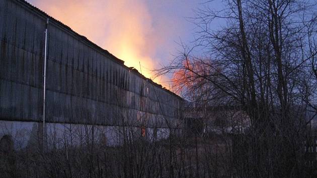 Požár, který zachvátil seník v Janovicích, byl tak rozsáhlý, že hasiči měli za úkol pouze hlídat, aby oheň nepřeskočil na okolní objekty.