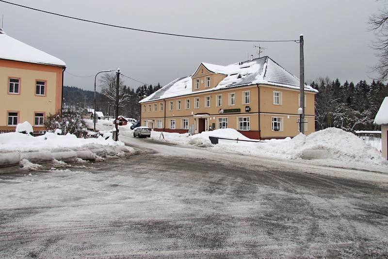 Penzion Na Křižovatce hosty ubytovat kvůli vládním nemůže. Jeho restaurace nabízí občerstvení jen přes výdejní okénko