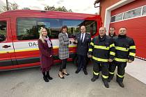 Oficiálně automobil hasiči převzali od starostky města Česká Lípa Jitky Volfové v úterý 17. října.