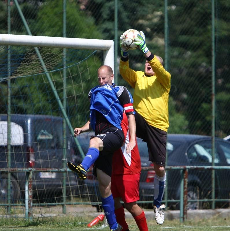 Dubice hrála s Jestřebím 1:1, ale na penalty podlehla 4:5. Gólman Hruška zachraňuje před Pilařem.