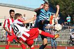 Arsenal Česká Lípa - Hlavice 1:0. Klíma (Hlavice) sleduje souboj domácího Řeháka s Němcem.