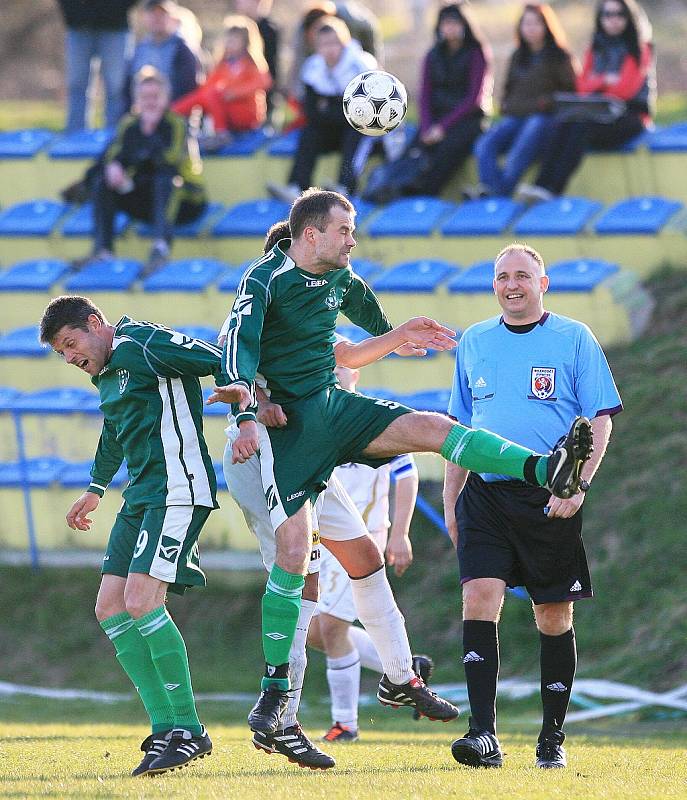 Vedoucí FC Nový Bor si poradil s Pěnčínem, který porazil 2:1.