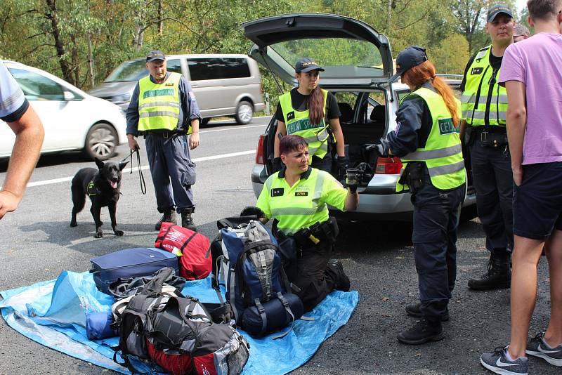 Festival provázely už od čtvrtečního odpoledne rozsáhlé policejní kontroly u silnic kolem Doks, ale nově také na vlakovém nádraží i přímo ve vlacích.