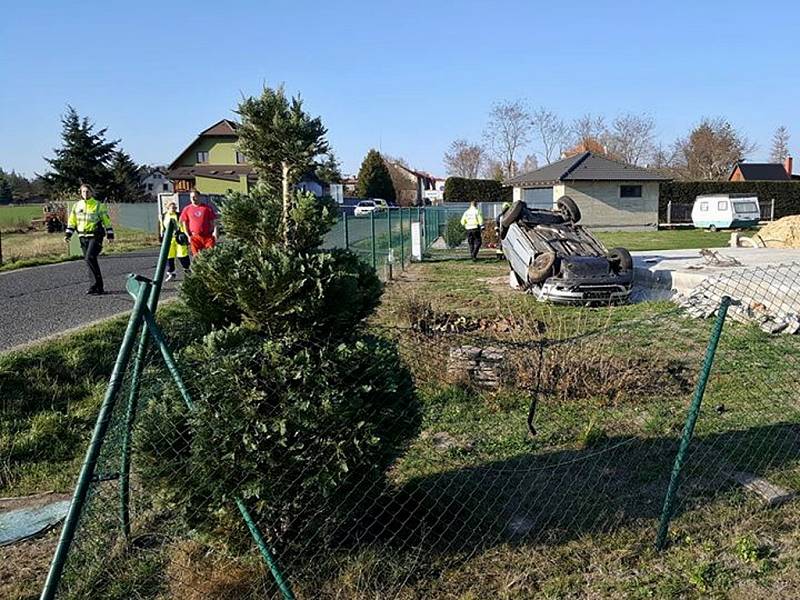 Lidský život si vyžádala páteční dopolední dopravní nehoda mezi Mimoní a Hvězdovem, kde auto vyjelo mimo silnici a jeho 60letý řidič zemřel.