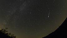 Jasný meteor, tzv. bolid, zazářil při Perseidách 2021 nad Jizerkami.