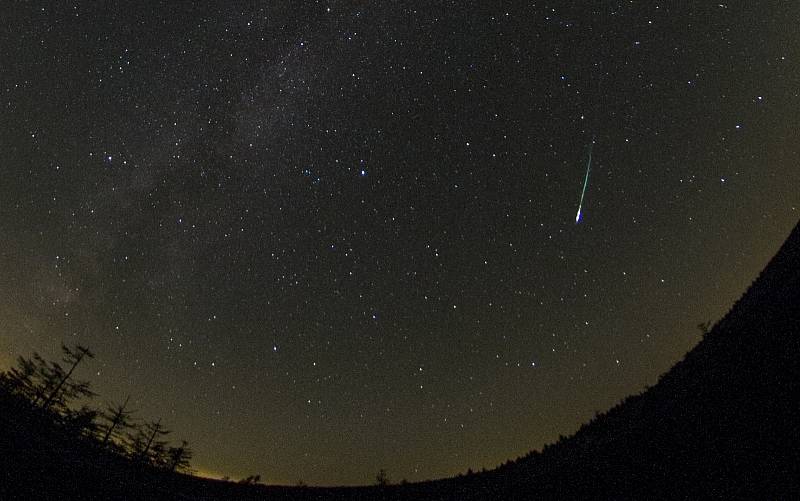 Jasný meteor, tzv. bolid, zazářil při Perseidách 2021 nad Jizerkami.
