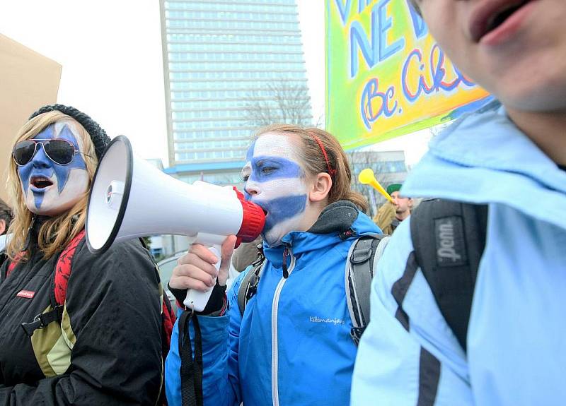 Demonstrace proti sloučení škol. 