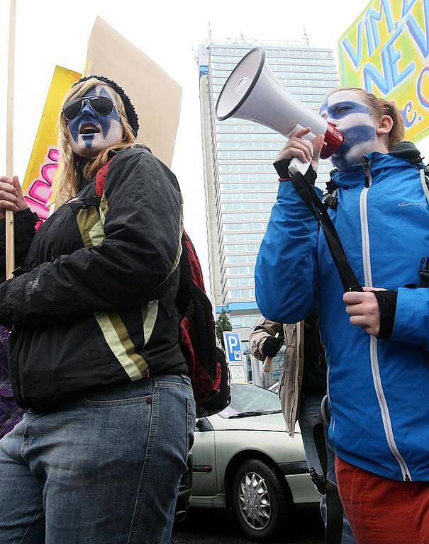 Demonstrace proti sloučení škol. 