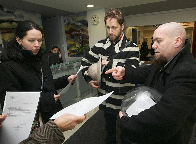 Demonstrace proti sloučení škol. 