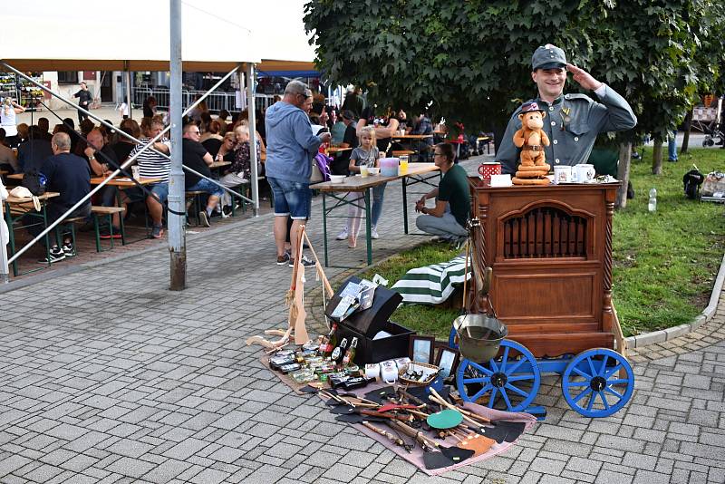 Cvikov se bavil vepřovými hody.