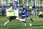 FK Sedmihorky - Arsenal Česká Lípa 1:2. Škréta se snaží zastavit průnik Kýčka (Česká Lípa - v modrém).