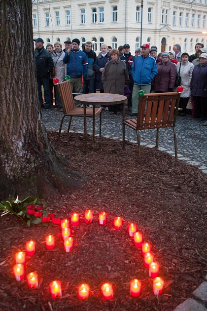 Symbol vytvořený ze svíček, stejně jako lavička, připomněl osobnost Václava Havla.