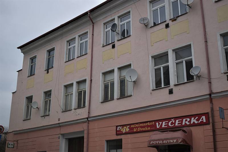 Dům v České Lípě, kde Ivan Roubal bydlel, když tady pracoval u Drah. Byt měl za okny nad hnědými vraty.