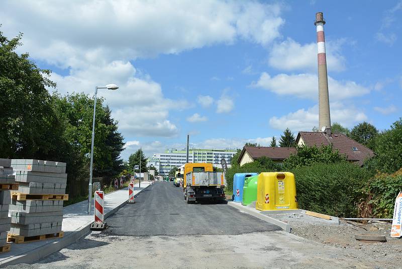 V ulici Pod Špičákem ve Staré Lípě pobíhá generální rekonstrukce chodníků i vozovky, které byly roky v havarijním stavu