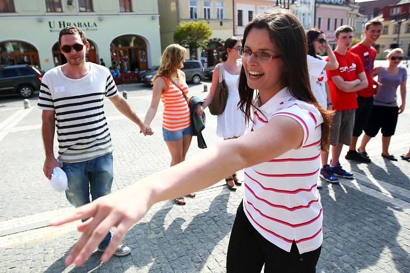 Akci s názvem Držme se! vymysleli před třemi lety žáci 4. ročníku Soukromé podnikatelské střední školy v České Lípě.